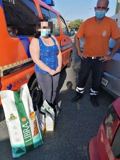 Reparto de pienso gracias a colaboración de Protección Civil de Telde (Foto TA)